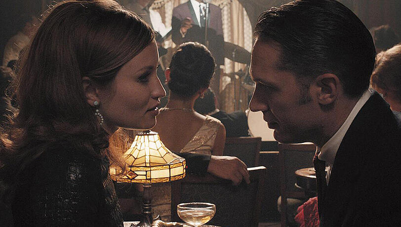 Emily Browning (Frances Shea) und Reggie Kray (Tom Hardy). Emily Browning (Frances Shea) und Reggie Kray (Tom Hardy).
