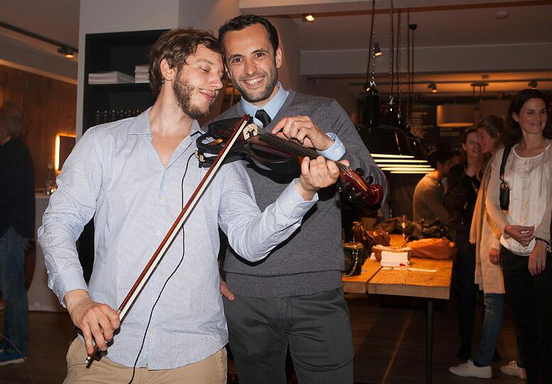 Musiker Seth Schwarz mit Theodor Ackbarow