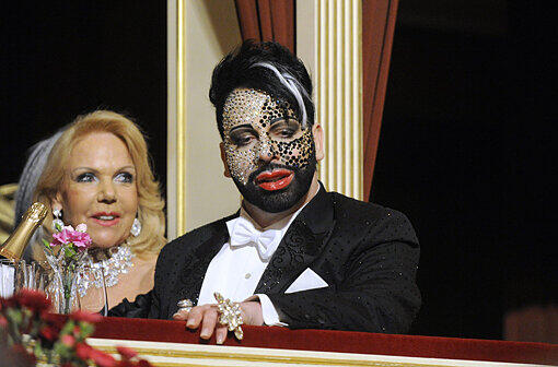 Das Phantom der Oper? Harald Glööckler hat in der Loge Platz genommen.