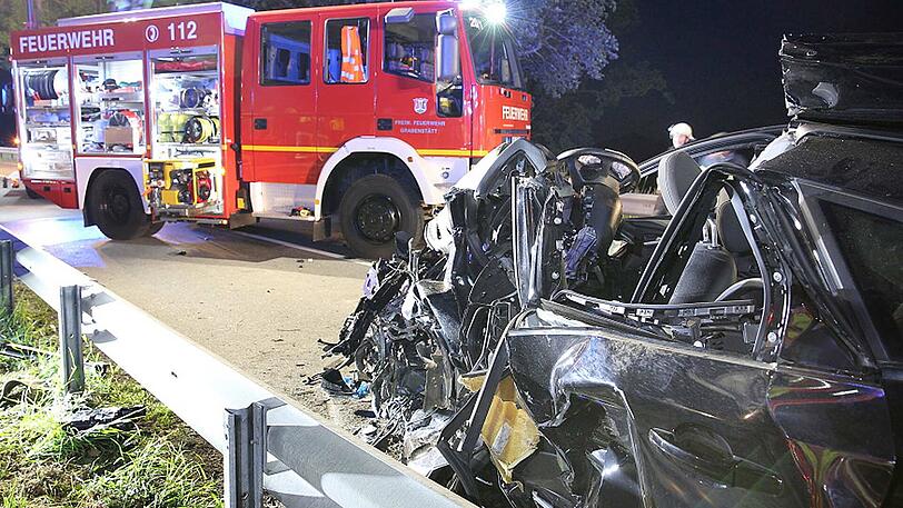 Trümmerfeld auf der Staatsstraße in Grabenstätt: Klicken Sie sich durch die Bilder vom Unfallort.