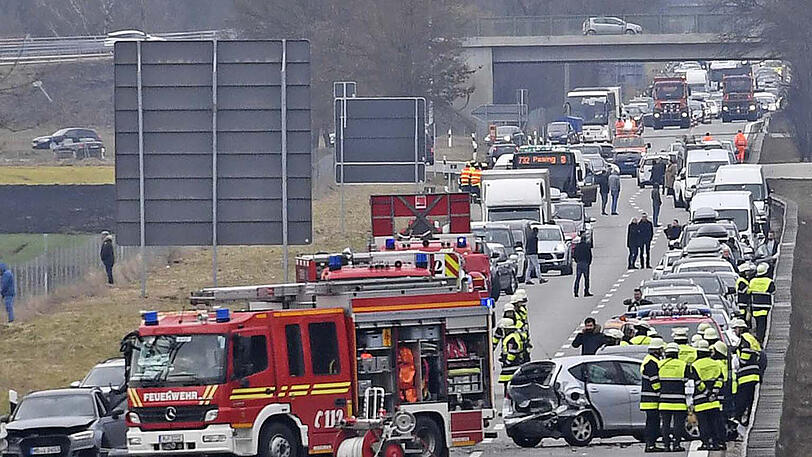 Ein Mensch starb bei dem fatalen Serienunfall auf der A8 am Samstagnachmittag.