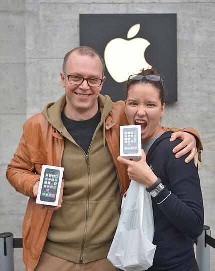 Evgeny und Galina sind extra aus Moskau angereist, um sich eins der neuen Smartphones zu sichern. In Russland stehen die neuen iPhones 5s und 5c erst im Dezember in den Geschäften.