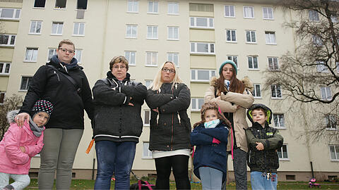 Protest im Hof der Gewofag-Siedlung Chiemgaustraße 99 (v.l.): Dijana Todorovic, Adelheid Kimmel, Petra Schaller und Sabrina Clement.