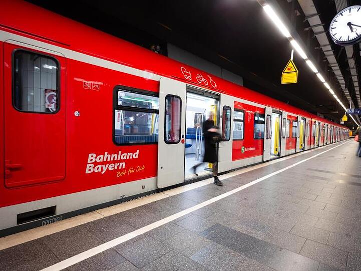 Eine Frau steigt in München aus einer S-Bahn. Foto: Peter Kneffel/dpa/Symbolbild