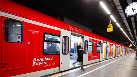Eine Frau steigt in München aus einer S-Bahn. Foto: Peter Kneffel/dpa/Symbolbild
