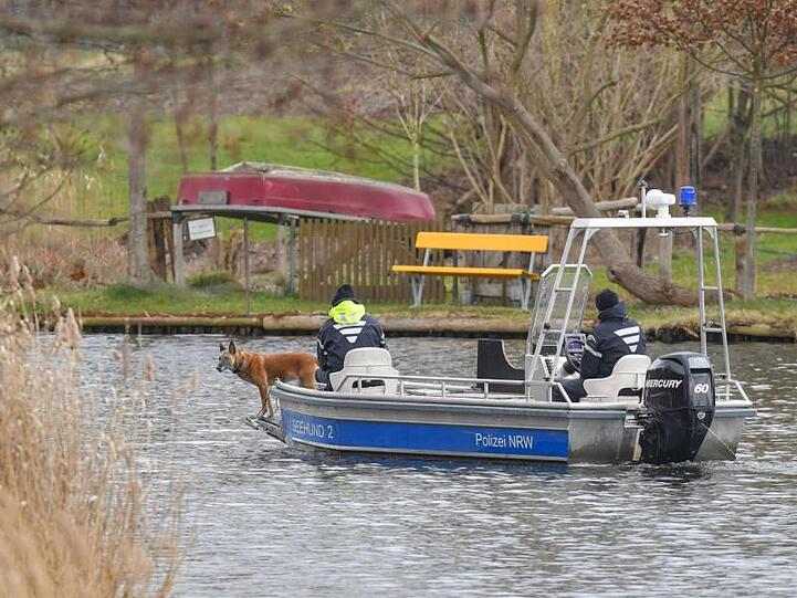 Auf einem Boot suchen Polizeibeamte mit einem Spürhund auf dem Storkower Kanal nahe dem Wolziger See im Landkreis Dahme-Spreewald nach der vermissten Rebecca.