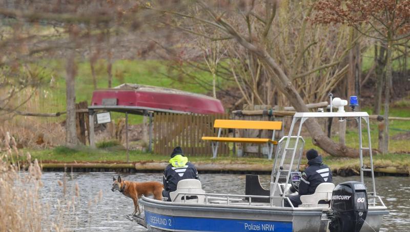 Auf einem Boot suchen Polizeibeamte mit einem Spürhund auf dem Storkower Kanal nahe dem Wolziger See im Landkreis Dahme-Spreewald nach der vermissten Rebecca. Auf einem Boot suchen Polizeibeamte mit einem Spürhund auf dem Storkower Kanal nahe dem Wolziger See im Landkreis Dahme-Spreewald nach der vermissten Rebecca.