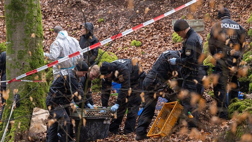 Polizisten suchen den Staatswald bei Kipfenberg ab, in dem menschliche Knochen in einem Felsspalt gefunden worden sind – wahrscheinlich von Sonja Engelbrecht.