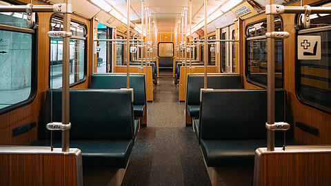 Die alten U-Bahnwaggons gehören fest zum Bild der Stadt – nach und nach werden sie ausrangiert. Eine Firma aus München kümmert sich darum, dass ein ganz besonderer Teil ein zweites Leben erhält.