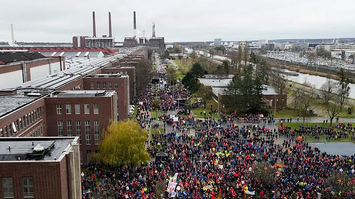 VW-Mitarbeiter protestieren direkt am Vorstandhochhaus.