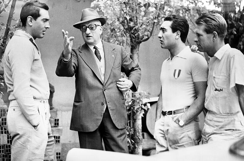 Er liebte die Welt des Motorsports: Enzo Ferrari (zweiter von links) mit den Rennfahrern Luigi Musso (links), Eugenio Castellotti (dritter von links) und Peter Collins. Er liebte die Welt des Motorsports: Enzo Ferrari (zweiter von links) mit den Rennfahrern Luigi Musso (links), Eugenio Castellotti (dritter von links) und Peter Collins.