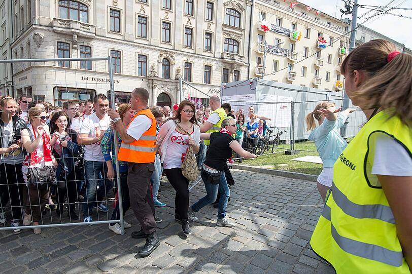 Endlich geht's los! Die EM wird in Warschau eröffnet. Hübsche Fans, skurrile Verkleidungen und die Eröffnungsfeierlichkeiten - hier gibt's die Bilder