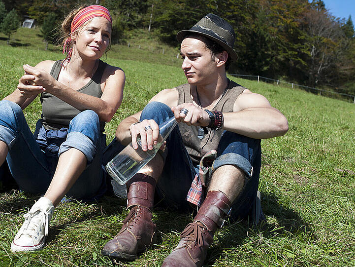 "Lena Lorenz" (Patricia Aulitzky) hilft Bastian (Raban Bieling) beim Heueinholen