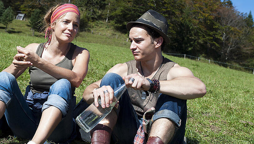 "Lena Lorenz" (Patricia Aulitzky) hilft Bastian (Raban Bieling) beim Heueinholen "Lena Lorenz" (Patricia Aulitzky) hilft Bastian (Raban Bieling) beim Heueinholen