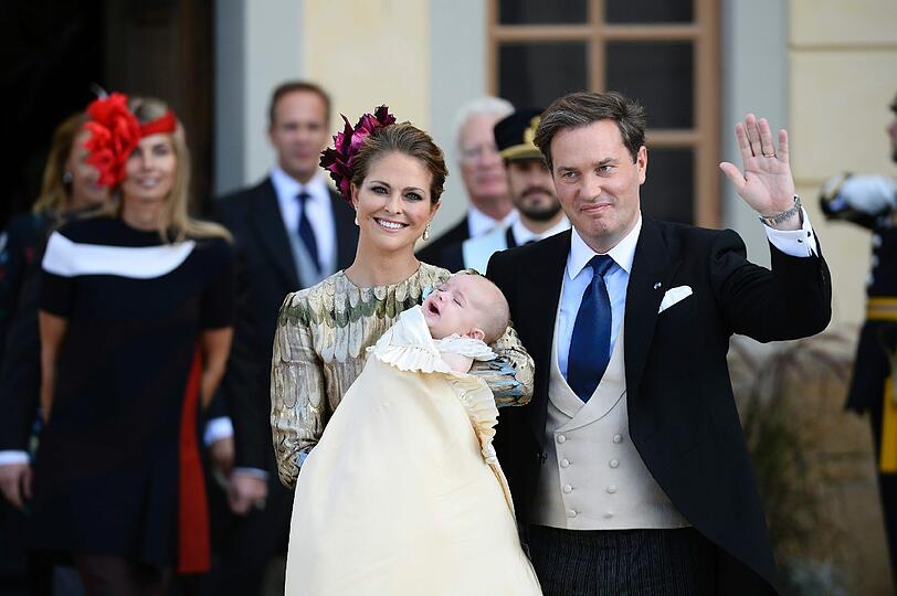 Stolz: Prinzessin Madeleine und ihr Mann Chris O'Neill mit Söhnchen Nicolas bei der Taufe in Schweden.