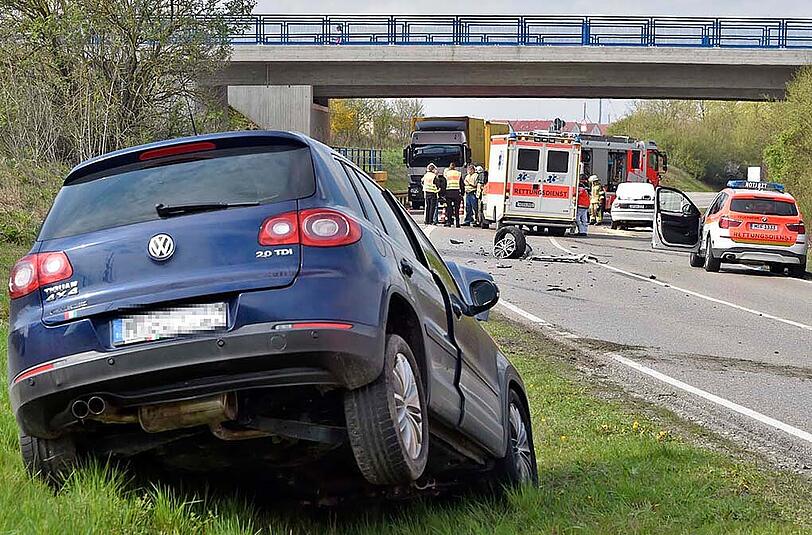 Bilder vom schweren Verkehrsunfall in Aschheim. Die Feuerwehr musste das Dach eines Autos entfernen, um den Fahrer zu befreien. Der andere Wagen hat durch die Wucht der Kollision ein Vorderrad verloren.