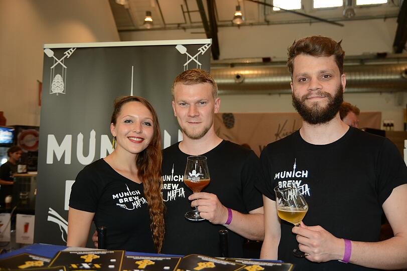 Munich Brew Mafia. Wer steckt dahinter: David Stieren (26), Braustudent, und der Historiker Niklas Zerhoch (28) brauen schon seit fünf Jahren für sich selbst. Ganz am Anfang einfach in einem Glühweinkocher. Vor einem halben Jahr wurde es professioneller. Stieren braucht zum Abschluss seines Braudiploms nur noch ein Praktikum, das macht er jetzt bei sich selbst. Die &bdquo;Mafia&ldquo; im Firmentitel soll das Grenzgängerische andeuten. Stieren und Zerhoch wollen klassische Biere neu interpretieren. Das ist das Bier: &bdquo;Don Limone&ldquo; ist ein mit der Sorte Citra gehopftes Pils (5,3 Prozent). Zitronig, spritzig. Gebraut wird in Gundelfingen. Da gibt&rsquo;s es: unter anderem in Harrys Getränkeecke, Isarquelle (Ohlmüllerstraße), Szenedrinks (Baaderstraße), Getränke Oase (Gabelsbergerstraße).