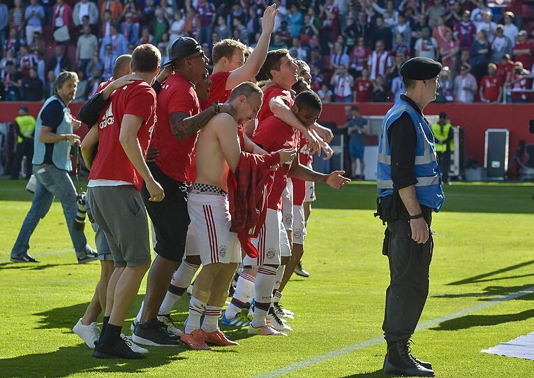 7. Mai - Historische Marke geknackt: Mit einem 2:1-Sieg in Ingolstadt holt der Rekordmeister sich die vierte Meisterschaft in Folge. Der Jubel kennnt keine Grenzen.