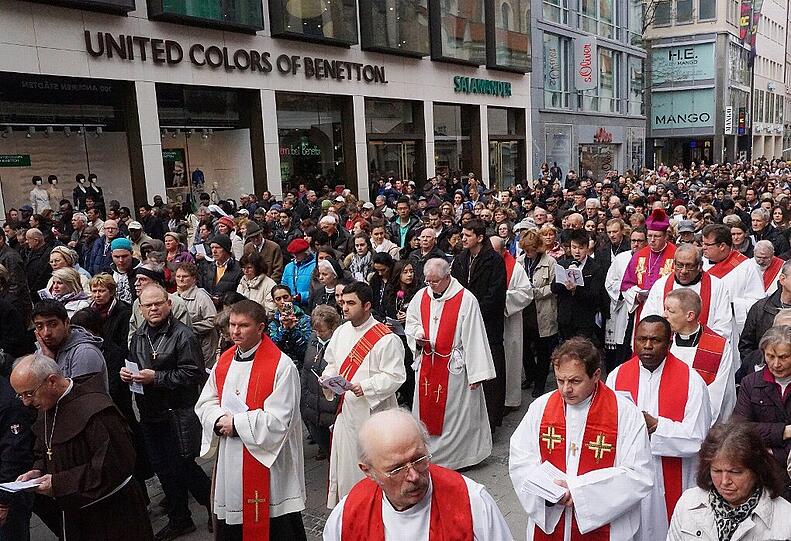 Rund 3000 Menschen kamen am Freitagvormittag zur Karfreitagsprozession in die Innenstadt.