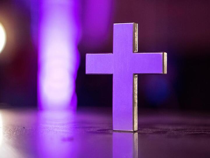 Ein Kreuz steht in einer Kirche. Foto: Sebastian Gollnow/dpa/Symbolbild