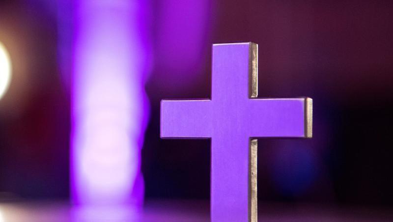 Ein Kreuz steht in einer Kirche. Foto: Sebastian Gollnow/dpa/Symbolbild Ein Kreuz steht in einer Kirche. Foto: Sebastian Gollnow/dpa/Symbolbild