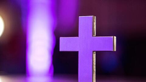 Ein Kreuz steht in einer Kirche. Foto: Sebastian Gollnow/dpa/Symbolbild