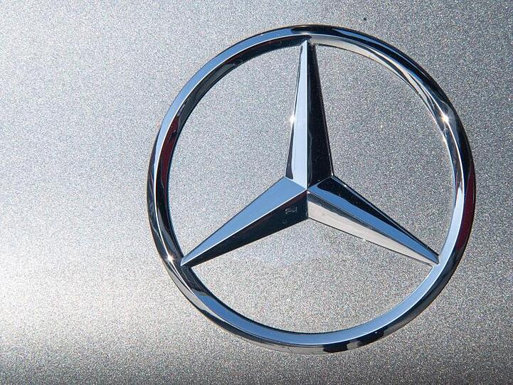 Die Sonne reflektiert sich in einem In den Aufbau von Batteriefabriken weltweit steckt Daimler mehr als eine Milliarde Euro.