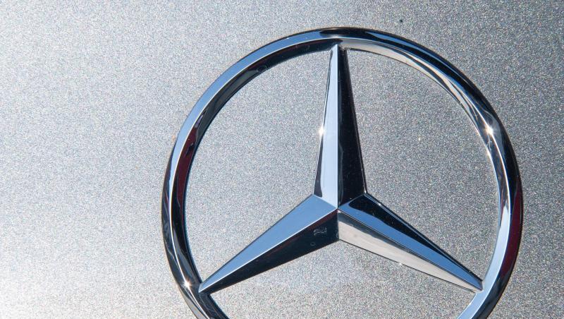Die Sonne reflektiert sich in einem In den Aufbau von Batteriefabriken weltweit steckt Daimler mehr als eine Milliarde Euro.