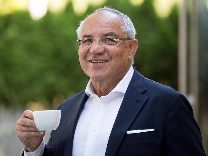 Der Fußballtrainer Felix Magath aufgenommen in einem Cafe. Foto: Sven Hoppe/Archiv