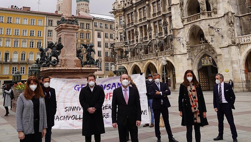 Die Initiatoren von "GemeinsamZukunft" mit Politikern: Gabriele Sehorz (v.l.n.r.), Martin Hagen (FDP), Florian Post (SPD), Hubert Aiwanger (FW), Yorck Otto, Susanne Grill und Uwe Bückner.