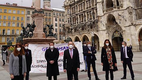 Die Initiatoren von "GemeinsamZukunft" mit Politikern: Gabriele Sehorz (v.l.n.r.), Martin Hagen (FDP), Florian Post (SPD), Hubert Aiwanger (FW), Yorck Otto, Susanne Grill und Uwe Bückner.