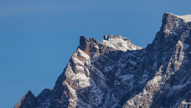 Blick auf die Zugspitze, wo der Bergsteiger in den Tod stürzte. (Archivbild)