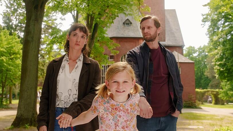 "Einfach Nina": Mutter Simone (Friederike Becht,) und Vater Martin (Ulrich Brandhoff) mit ihrer Tochter Nina (Arian Wegener).