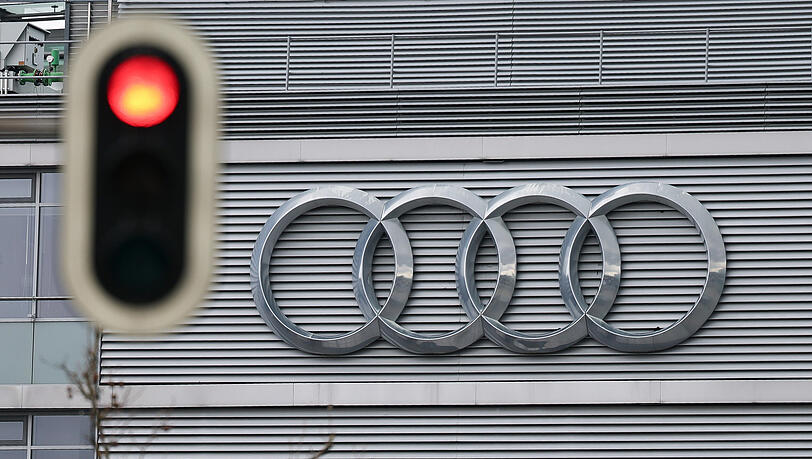 Eine auf Rot stehende Ampel vor der Audi-Zentrale. Eine auf Rot stehende Ampel vor der Audi-Zentrale.