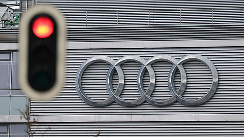 Eine auf Rot stehende Ampel vor der Audi-Zentrale.