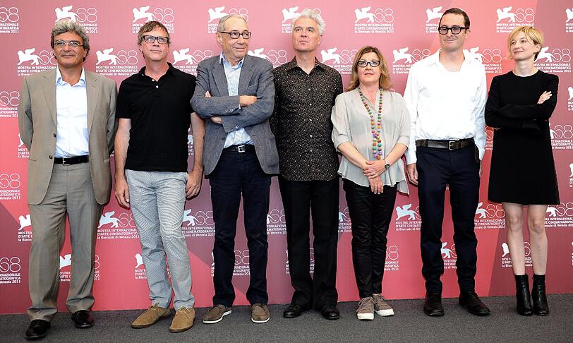 Diese Damen und Herren bilden die Jury (von links): Mario Martone, Todd Haynes, Andre'Techine', David Byrne, Eija-Liisa Ahtila, Jury-Präsident Darren Aronofsky and Alba Rohrwacher. Insgesamt 23 Filme laufen im Wettbewerb und wollen bis zum 10. September bewertet werden.