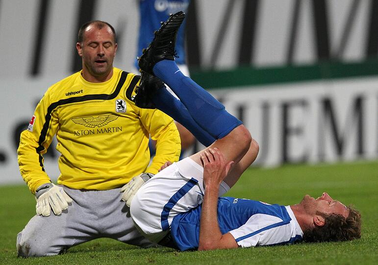 Gabor Kiraly kniet nach dem 0:1 neben dem am Boden liegenden Torschützen Dominic Peitz.