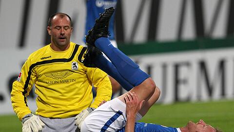 Gabor Kiraly kniet nach dem 0:1 neben dem am Boden liegenden Torschützen Dominic Peitz.