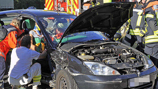 Nur mit schwerem Gerät konnte die Feuerwehr die 35-Jährige aus dem Unfallwagen befreien. Nur mit schwerem Gerät konnte die Feuerwehr die 35-Jährige aus dem Unfallwagen befreien.