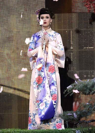 Katy Perry bei der Eröffnung der American Music Awards 2013. Sie stand als Geisha auf der Bühne.