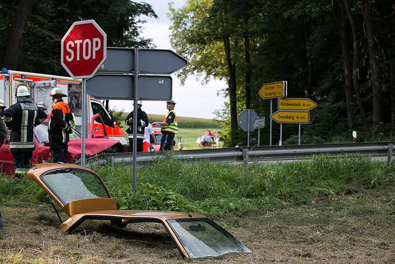 Schwerer Unfall an einer Kreuzung bei Trostberg. Die Bilder vom Feuerwehreinsatz.