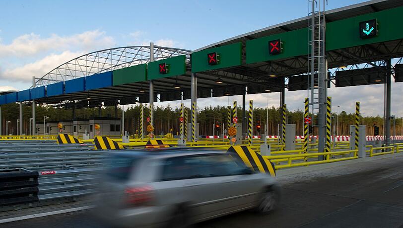 Wie im Film: Auf der Autobahn bei Avallon in Frankreich ist ein Juwelen-Transporter überfallen worden. (Symbolbild) Wie im Film: Auf der Autobahn bei Avallon in Frankreich ist ein Juwelen-Transporter überfallen worden. (Symbolbild)