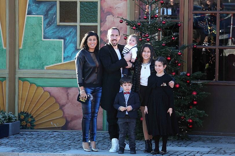 Franck Ribéry, seine Frau Wahiba und die vier Kinder.