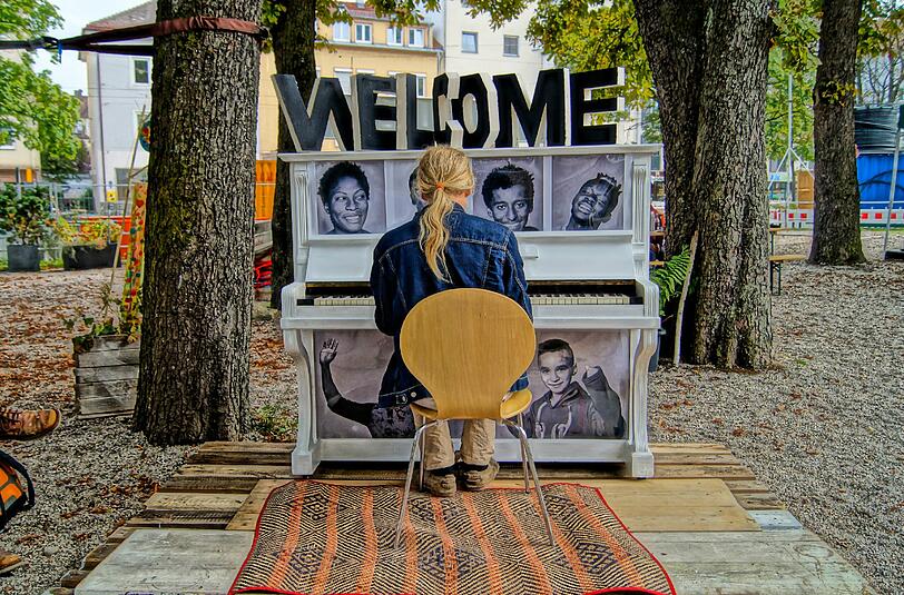 Hau in die Tasten: Bei &bdquo;Play me, I&rsquo;m yours&ldquo; geht das ganz einfach. Zum Beispiel in Giesing.