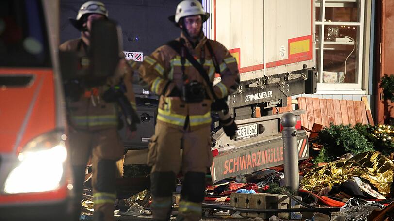 Die Bilder erinnern stark an Nizza. Dort fuhr ebenfalls ein Attentäter mit einem Lkw in eine Menschenmenge.