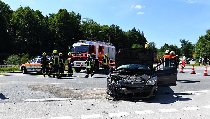 Beide Fahrzeuge sind komplett zerstört, ein Wagen fing nach dem Zusammenstoß sogar Feuer. Die Bilder aus Siegsdorf.