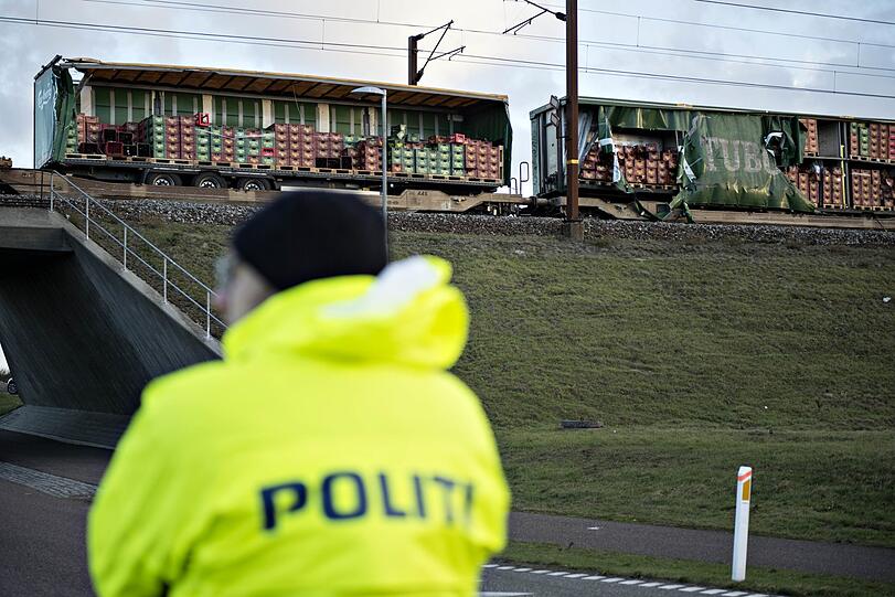 Auf der 18 Kilometer langen Brücke über den Großen Belt war der Schnellzug am Mittwochmorgen zu dem Zeitpunkt verunglückt, als ihn ein Güterzug der Bahn-Tochter DB Cargo passierte. Sechs Menschen starben, 16 wurden verletzt.