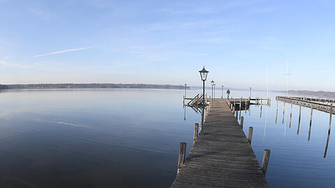 Für diesen Blick auf den Starnberger See  riskierte ein 74-Jähriger eine Menge: Er kaufte ein Grundstück von einer versprochenen Erbschaft aus Afrika. Doch die kam nie.