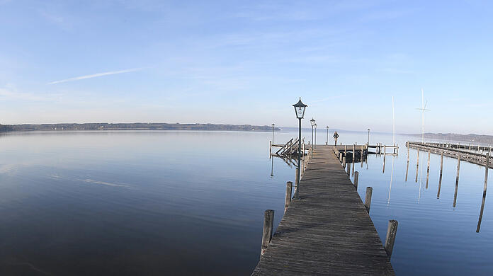 Für diesen Blick auf den Starnberger See  riskierte ein 74-Jähriger eine Menge: Er kaufte ein Grundstück von einer versprochenen Erbschaft aus Afrika. Doch die kam nie.