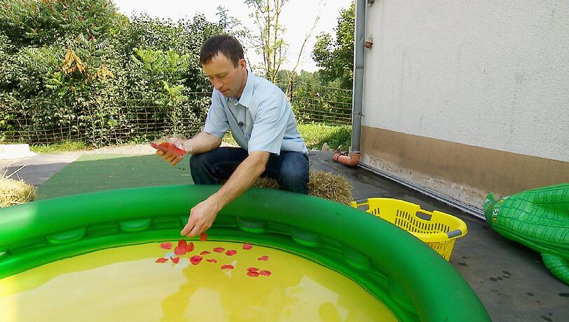 Rainer will von Heike wissen, wie es mit ihnen weitergeht. Dazu hat er einen „Strandclub“ mit Planschbecken auf der Terrasse aufgebaut. Rainer will von Heike wissen, wie es mit ihnen weitergeht. Dazu hat er einen „Strandclub“ mit Planschbecken auf der Terrasse aufgebaut.